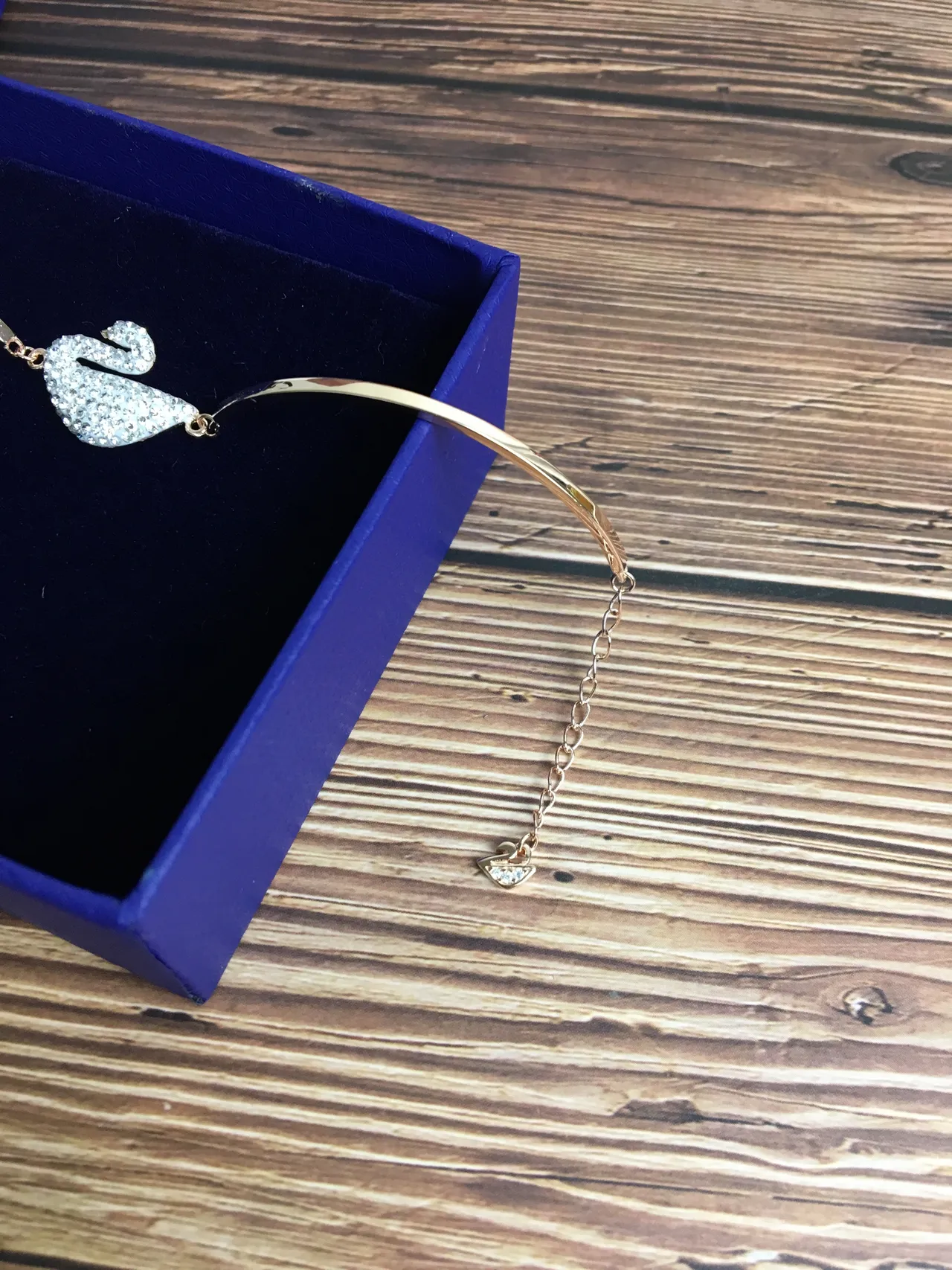 Swarovski Swan Pavé-Crystal Gold-Tone brazalete 6