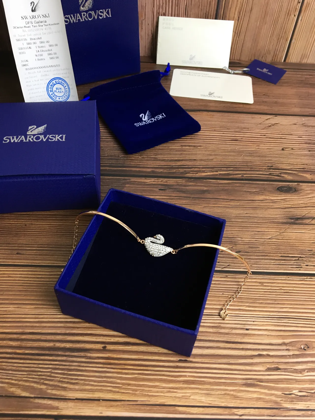 Swarovski Swan Pavé-Crystal Gold-Tone brazalete 7