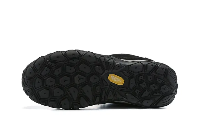 The North Face 黑色中帮徒步靴 6