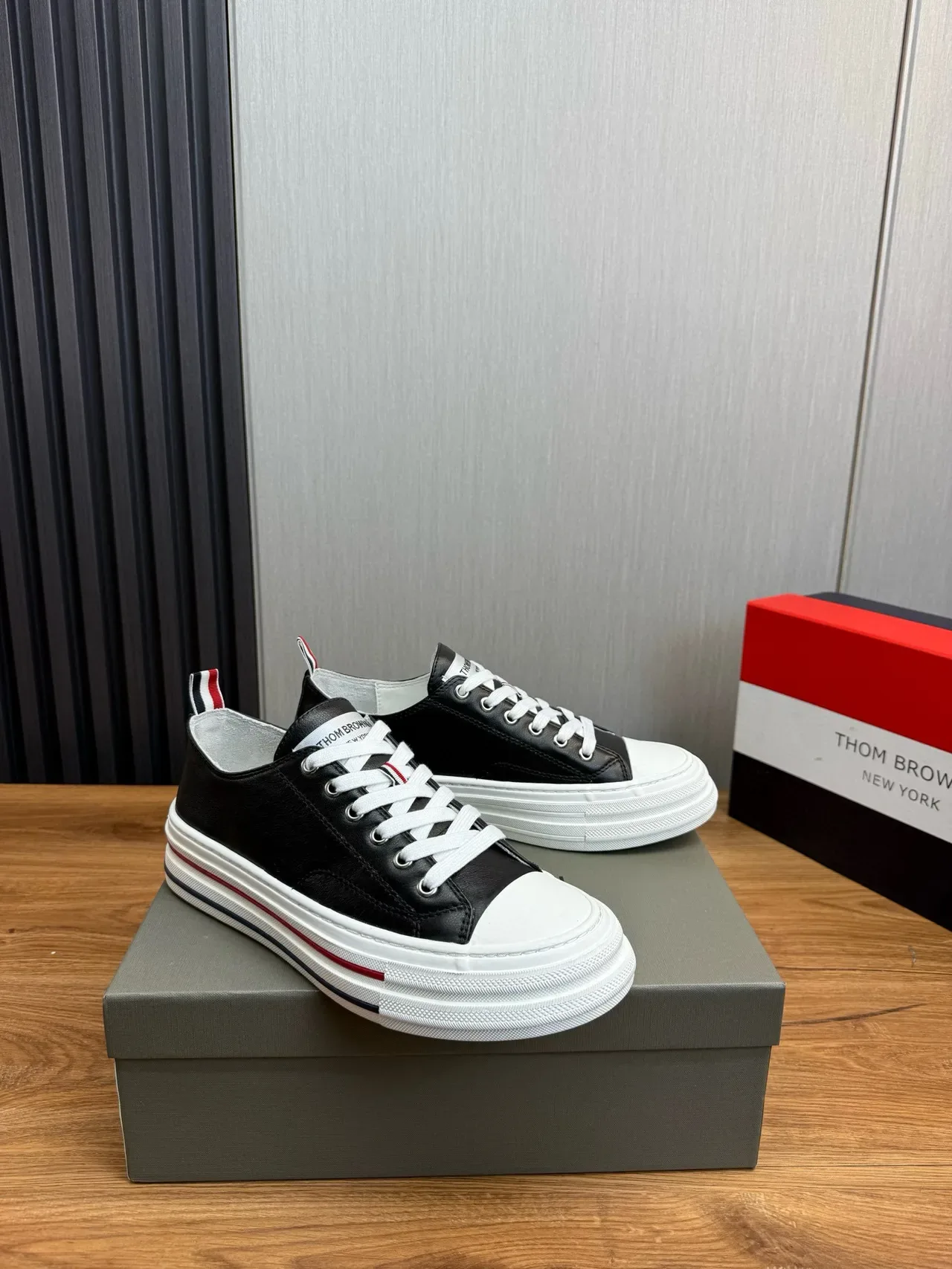 Thom Browne Classic Sneaker أسود أبيض أحمر بحري Lifestyle Sneakers 2