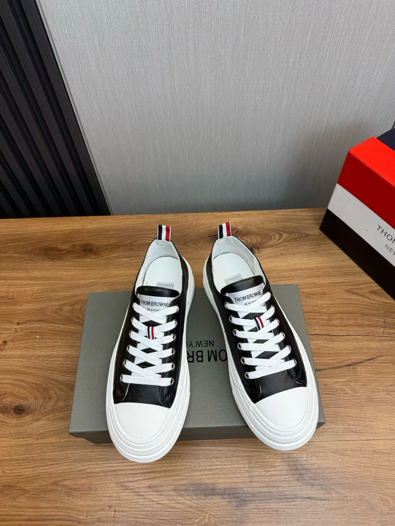 Thom Browne Classic Sneaker أسود أبيض أحمر بحري Lifestyle Sneakers 3