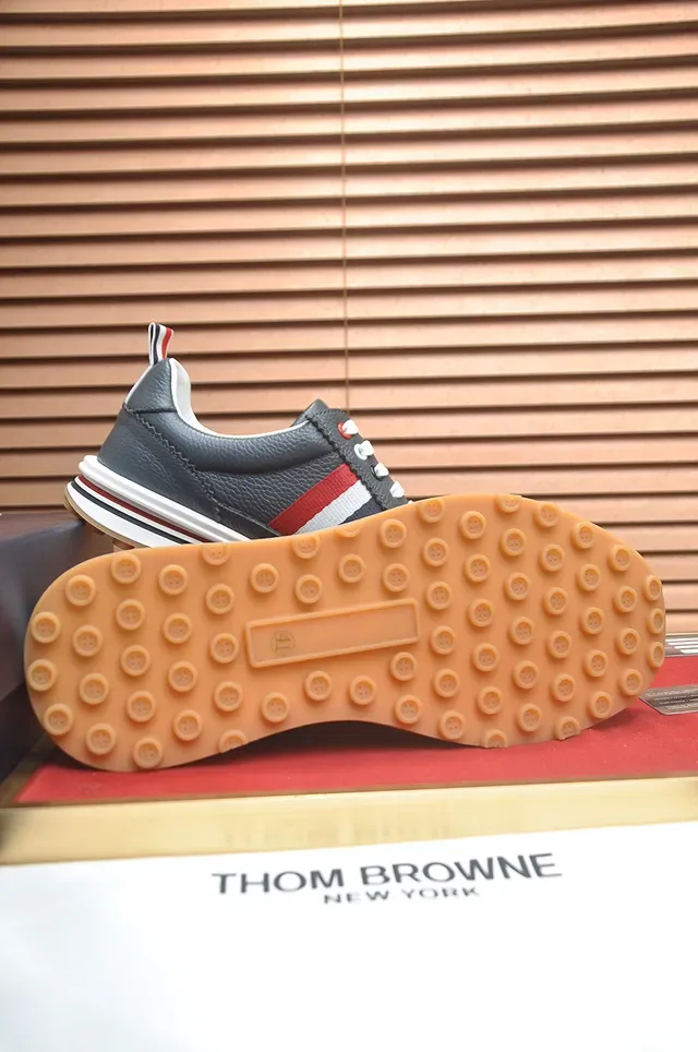 Thom Browne 灰红色皮革鞋面 镂空脚趾帽 生活方式运动鞋 3