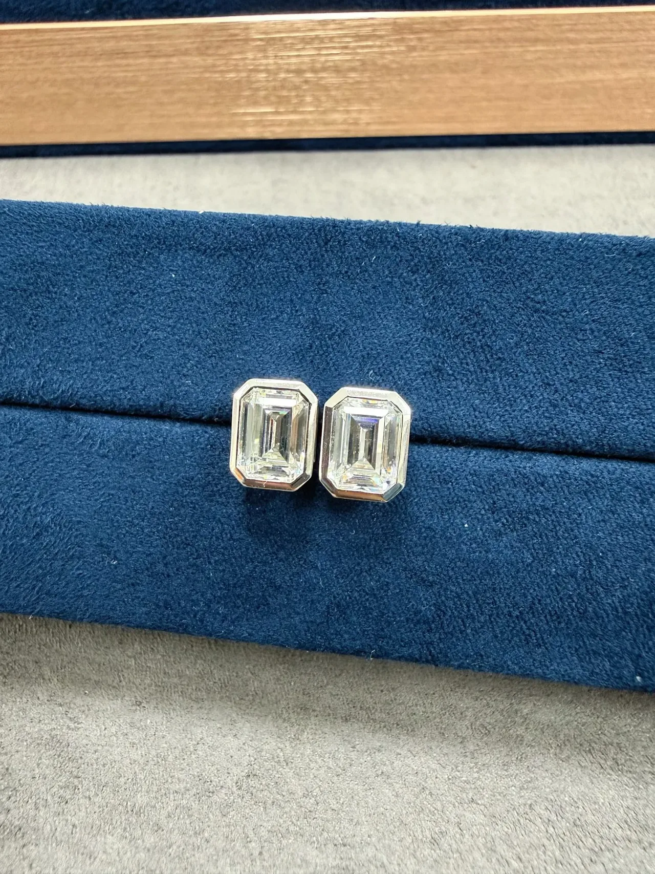 Tiffany & Co. 祖母绿切割及辐射切割 bezel 镶嵌耳钉 4