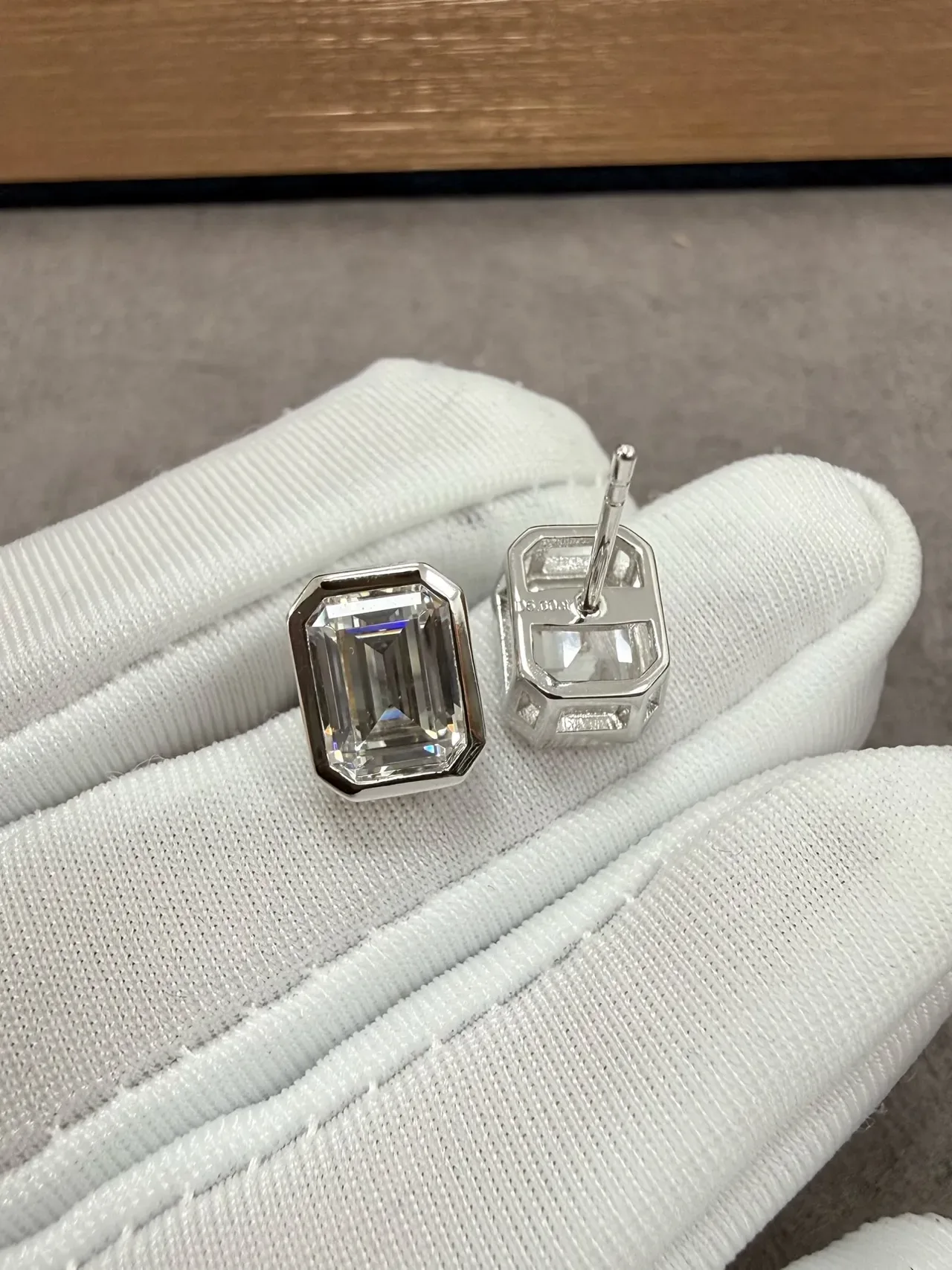 Tiffany & Co. 祖母绿切割及辐射切割 bezel 镶嵌耳钉 5