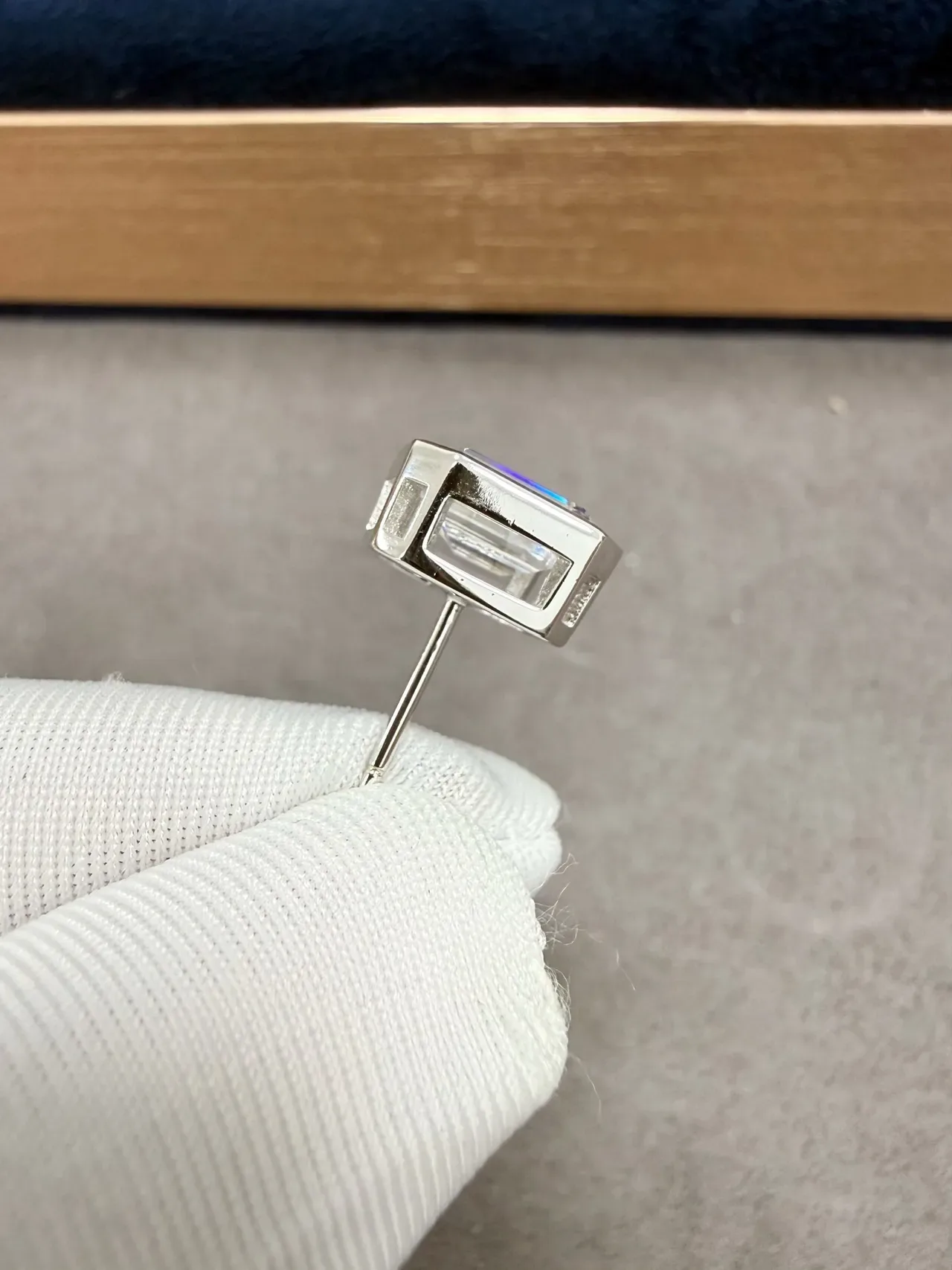 Tiffany & Co. 祖母绿切割及辐射切割 bezel 镶嵌耳钉 6