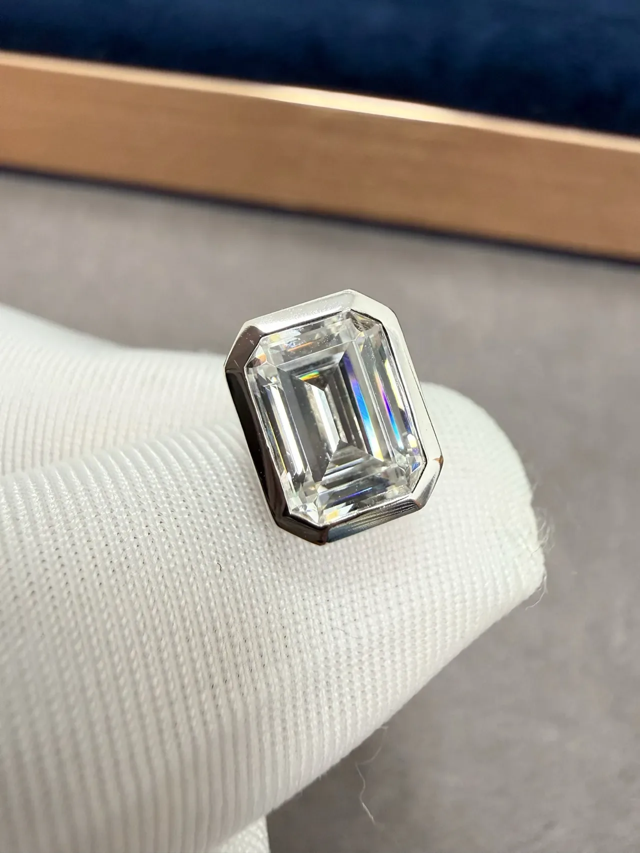 Tiffany & Co. 祖母绿切割及辐射切割 bezel 镶嵌耳钉 7