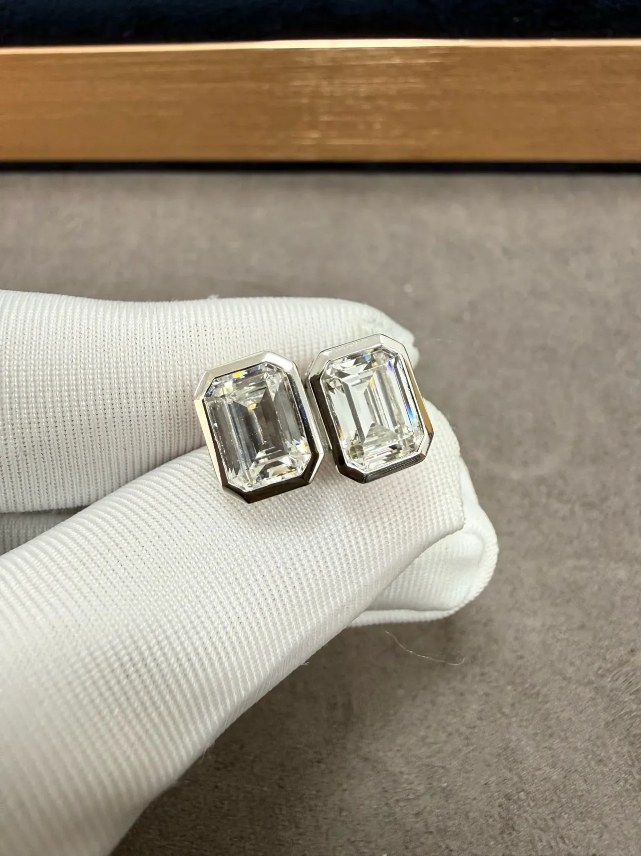 Tiffany & Co. 祖母绿切割及辐射切割 bezel 镶嵌耳钉 8