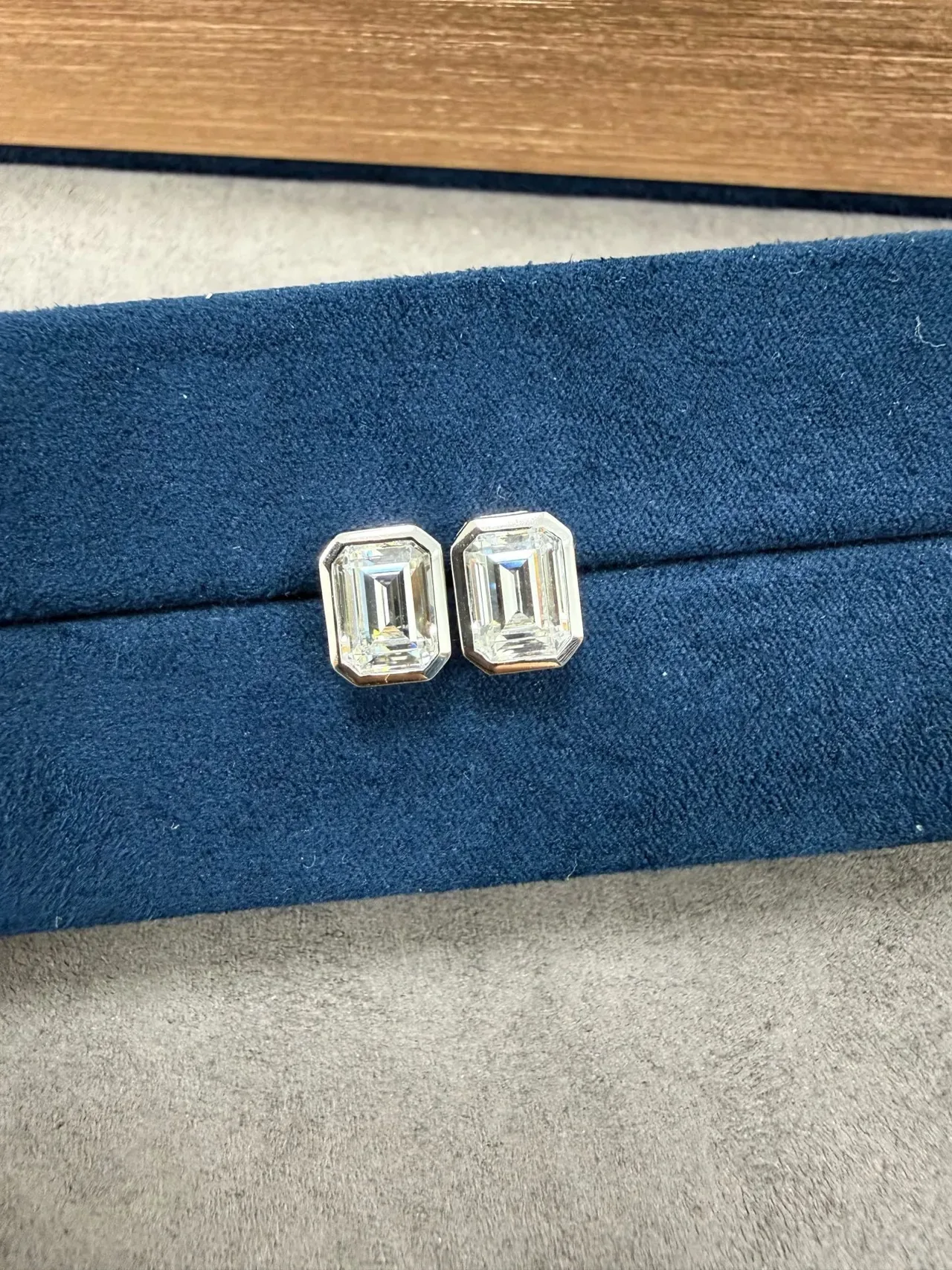 Tiffany & Co. 祖母绿切割及辐射切割 bezel 镶嵌耳钉 9
