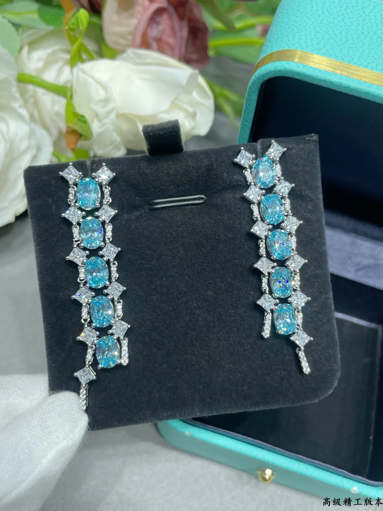 Tiffany & Co. Aretes de plata con cascada vertical de gemas ovaladas azules 2