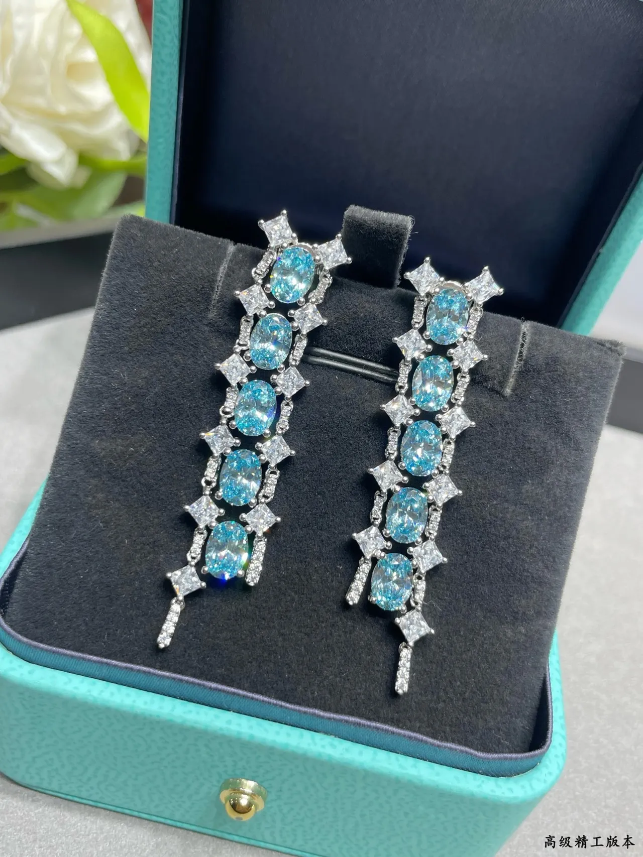 Tiffany & Co. Aretes de plata con cascada vertical de gemas ovaladas azules 3