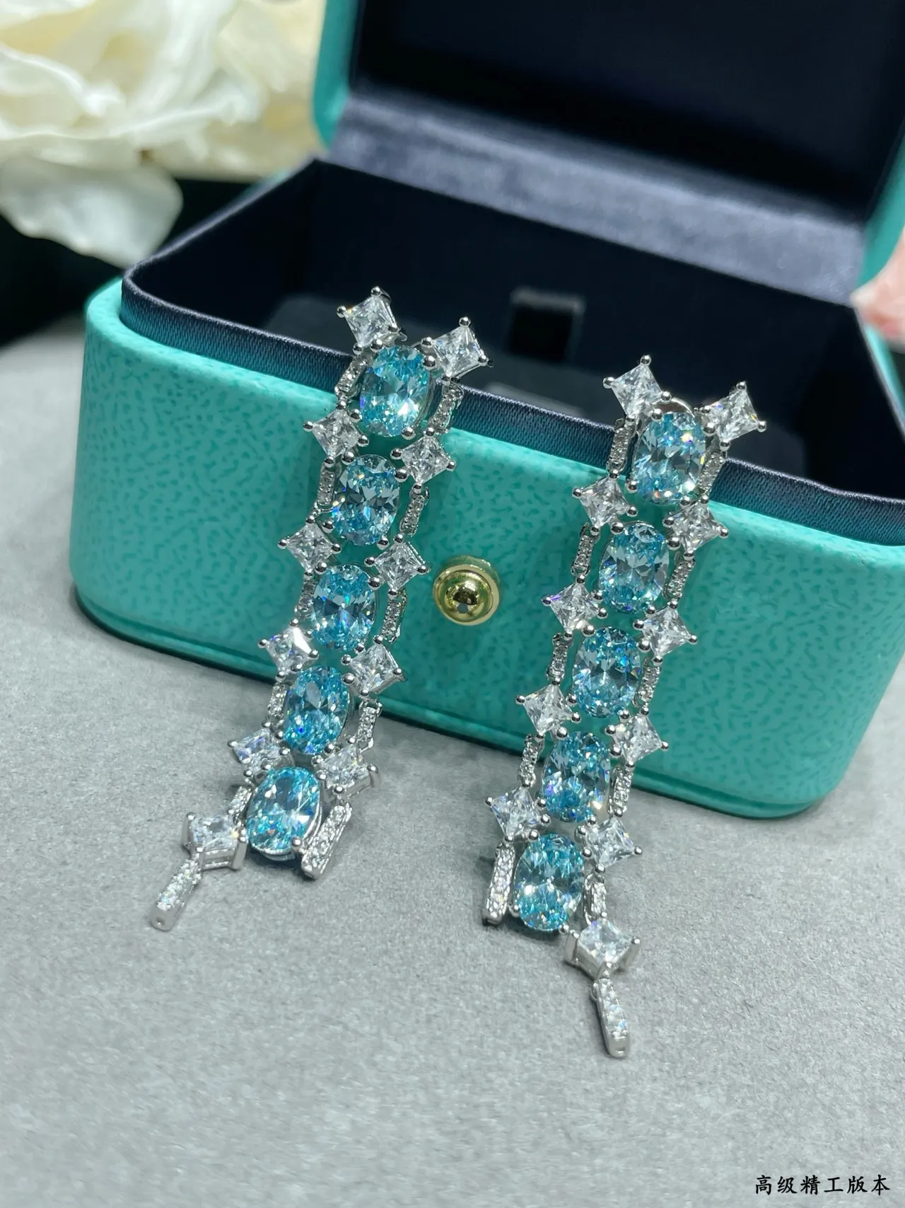 Tiffany & Co. Aretes de plata con cascada vertical de gemas ovaladas azules 5