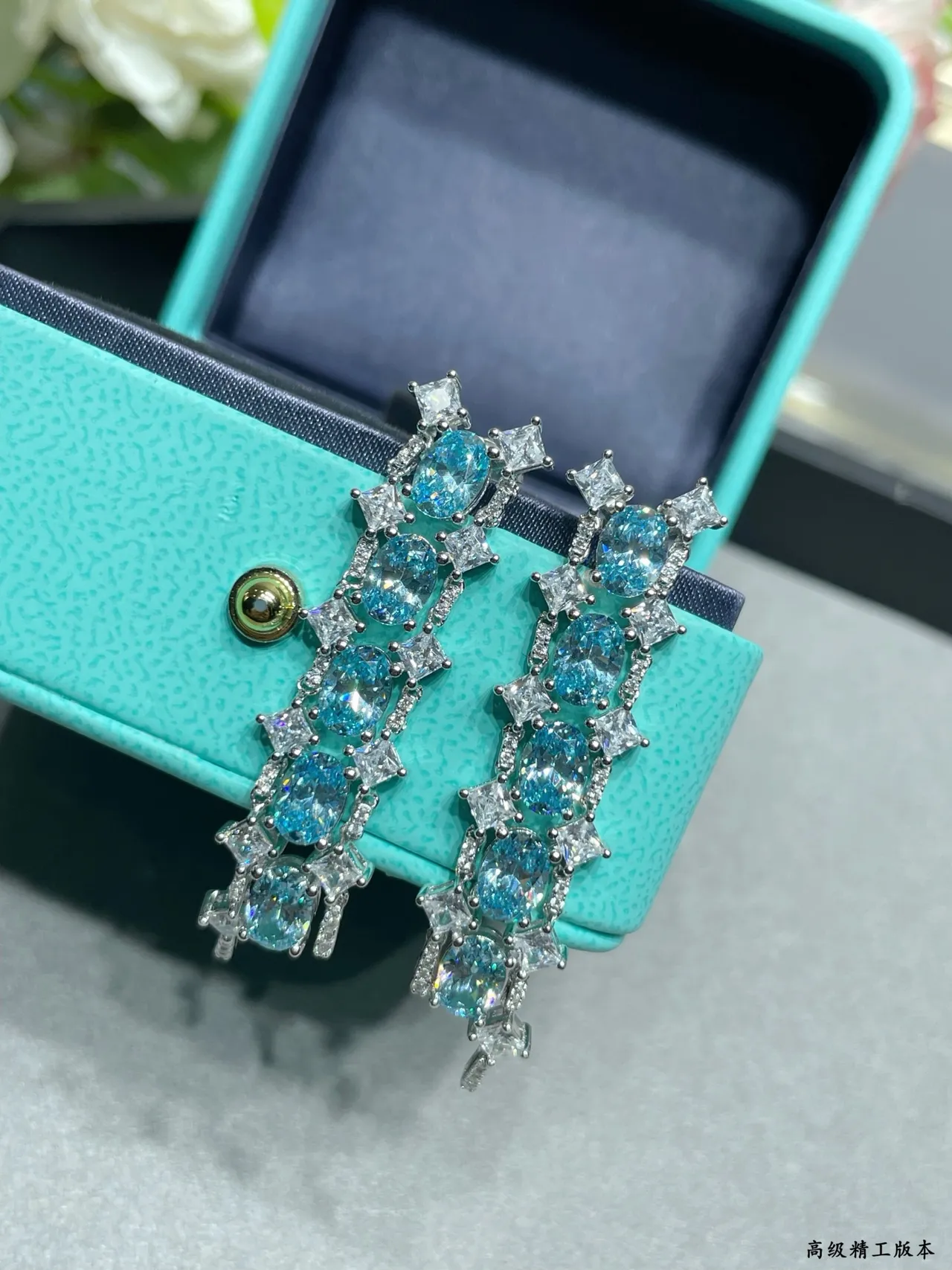 Tiffany & Co. Aretes de plata con cascada vertical de gemas ovaladas azules 7