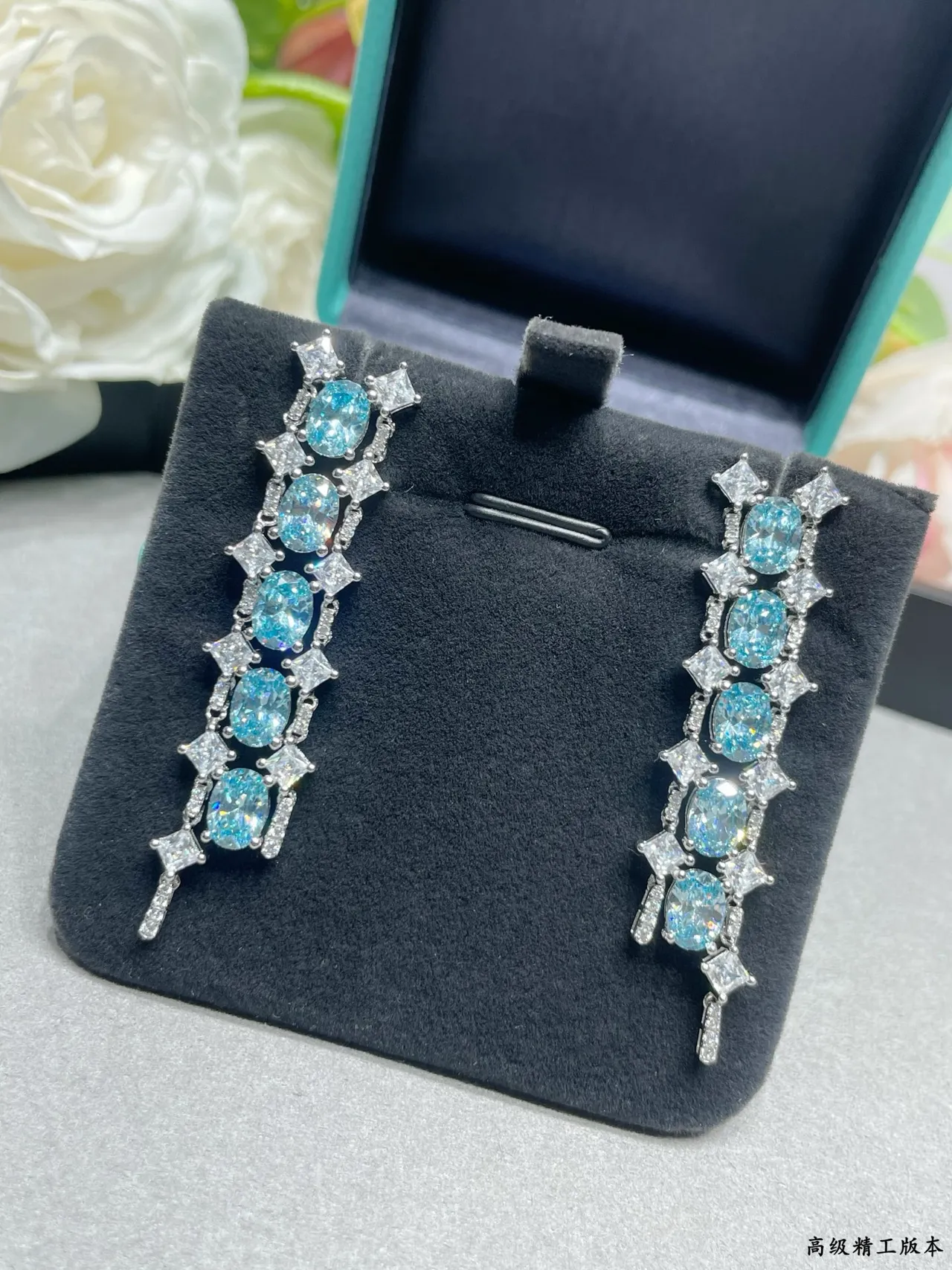 Tiffany & Co. Aretes de plata con cascada vertical de gemas ovaladas azules 8