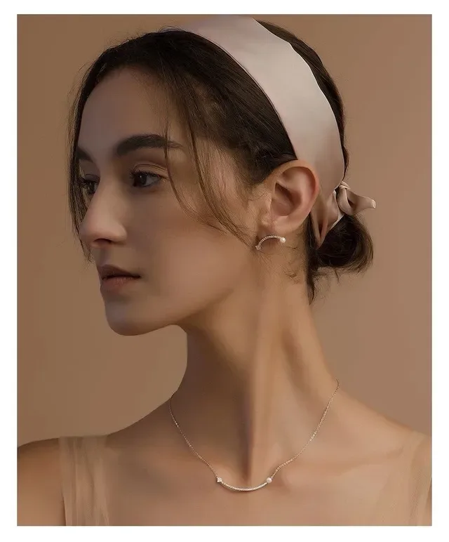 Tiffany & Co. Aretes Barra Curva Perla y Diamantes Pavé 3