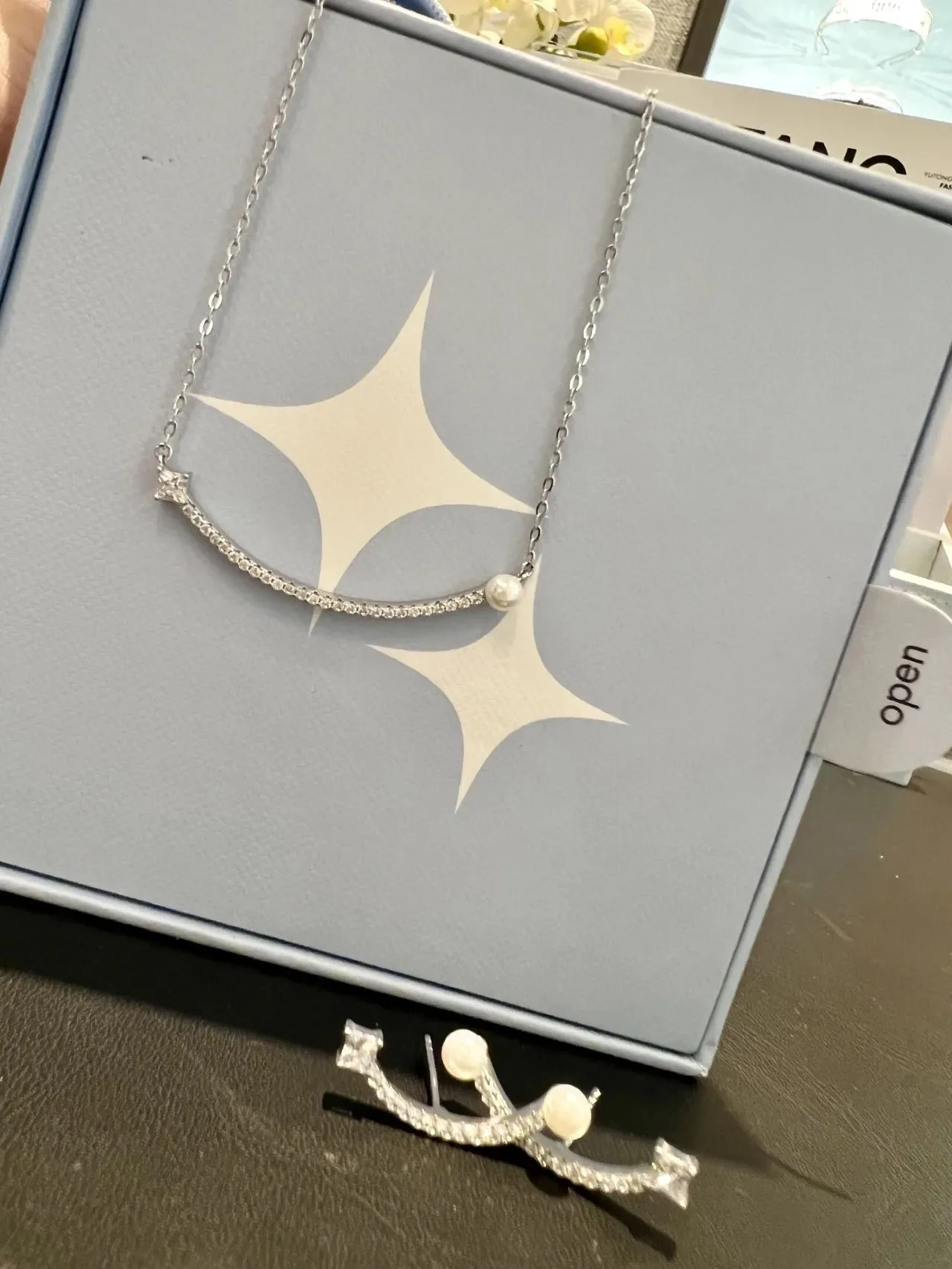 Tiffany & Co. Aretes Barra Curva Perla y Diamantes Pavé 4