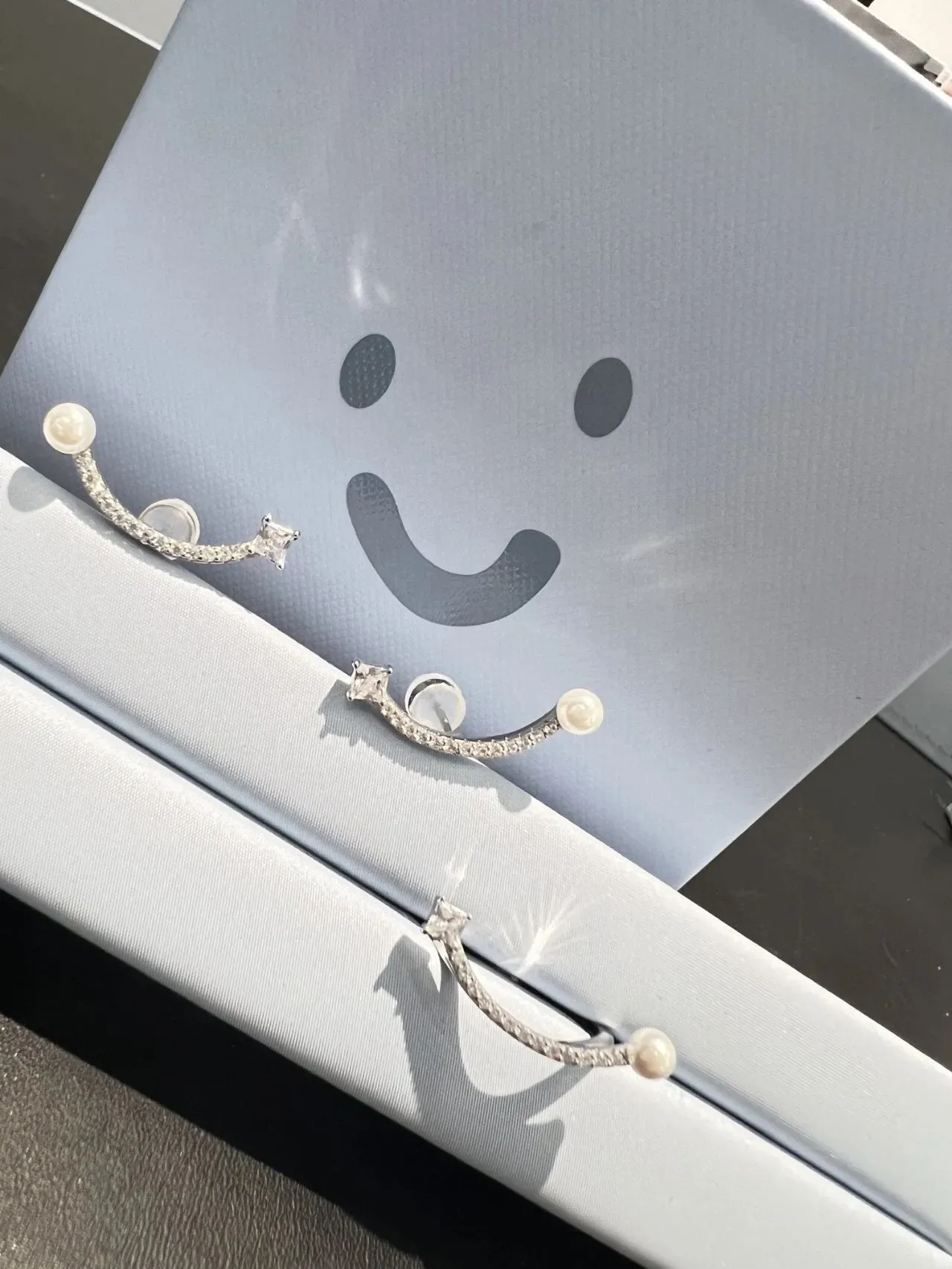 Tiffany & Co. Aretes Barra Curva Perla y Diamantes Pavé 5