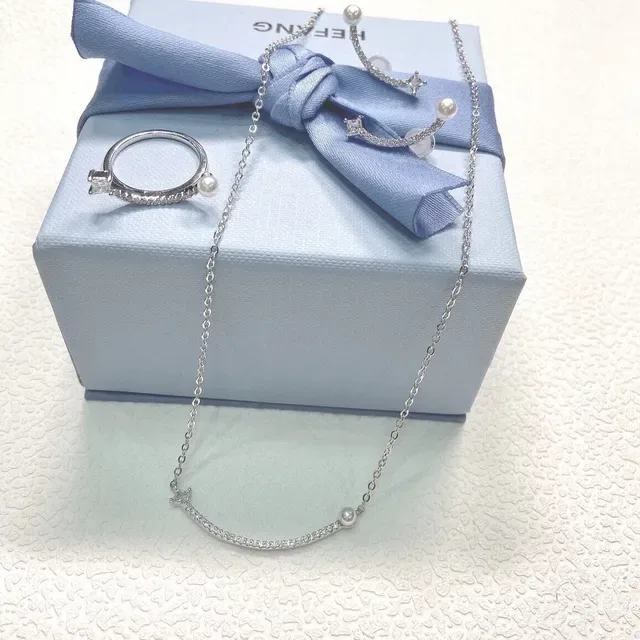 Tiffany & Co. Aretes Barra Curva Perla y Diamantes Pavé 7