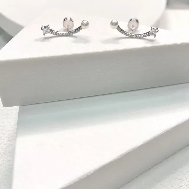 Tiffany & Co. Aretes Barra Curva Perla y Diamantes Pavé 9