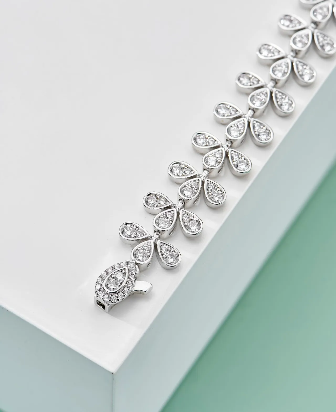 Tiffany & Co. Pulseira de elos com motivo floral Pavé em forma de gota 4