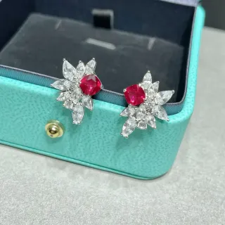 Tiffany & Co. फ्लोरल रूबी और डायमंड क्लस्टर स्टड ईयररिंग्स
