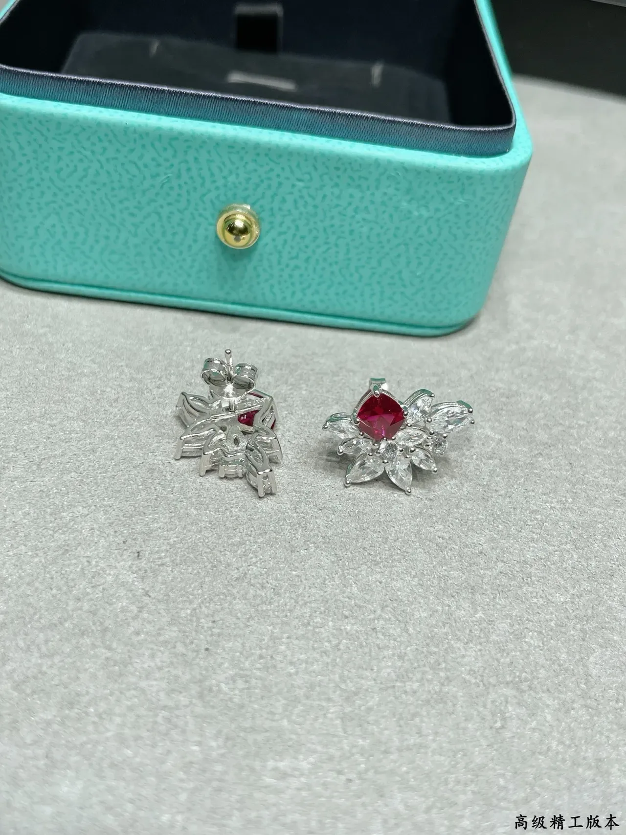 Tiffany & Co. फ्लोरल रूबी और डायमंड क्लस्टर स्टड ईयररिंग्स 3