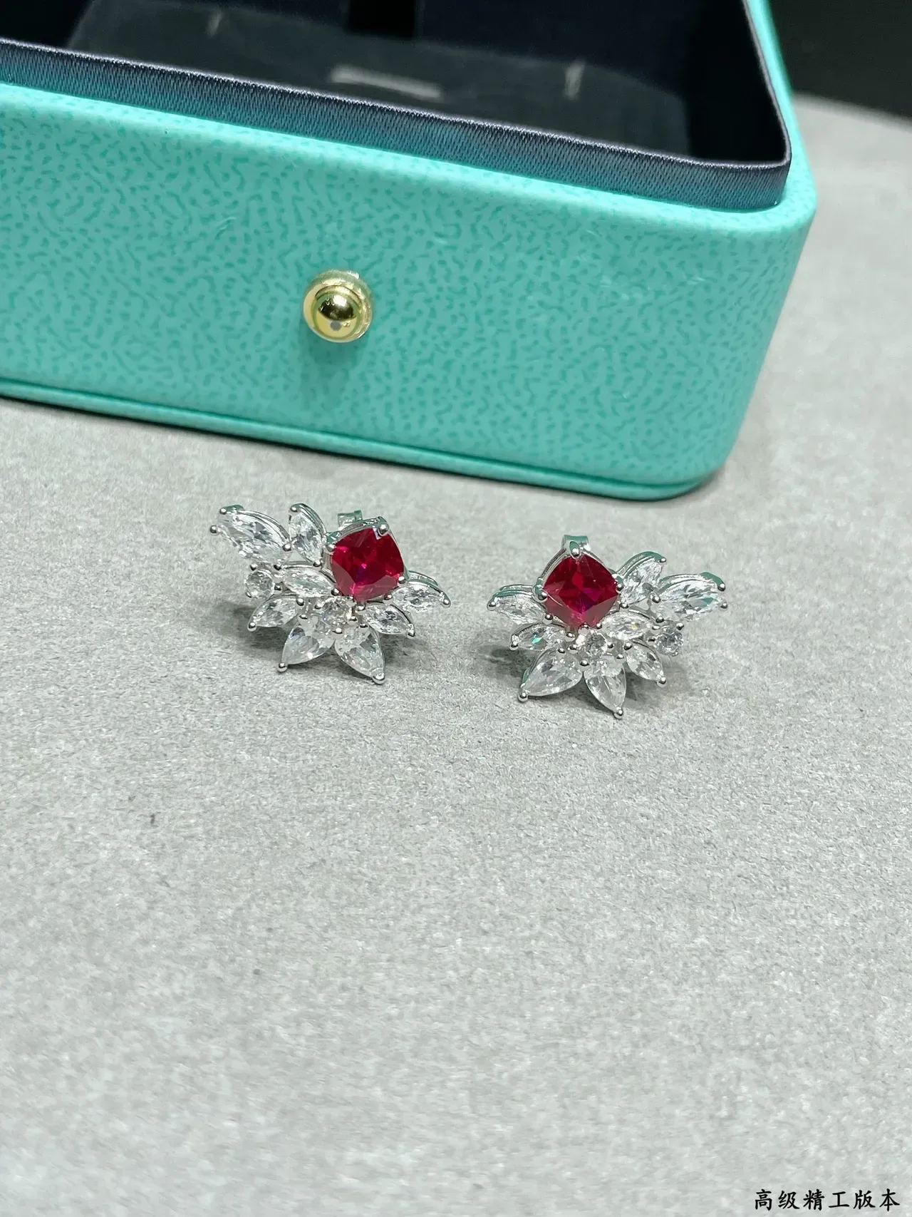Tiffany & Co. फ्लोरल रूबी और डायमंड क्लस्टर स्टड ईयररिंग्स 4