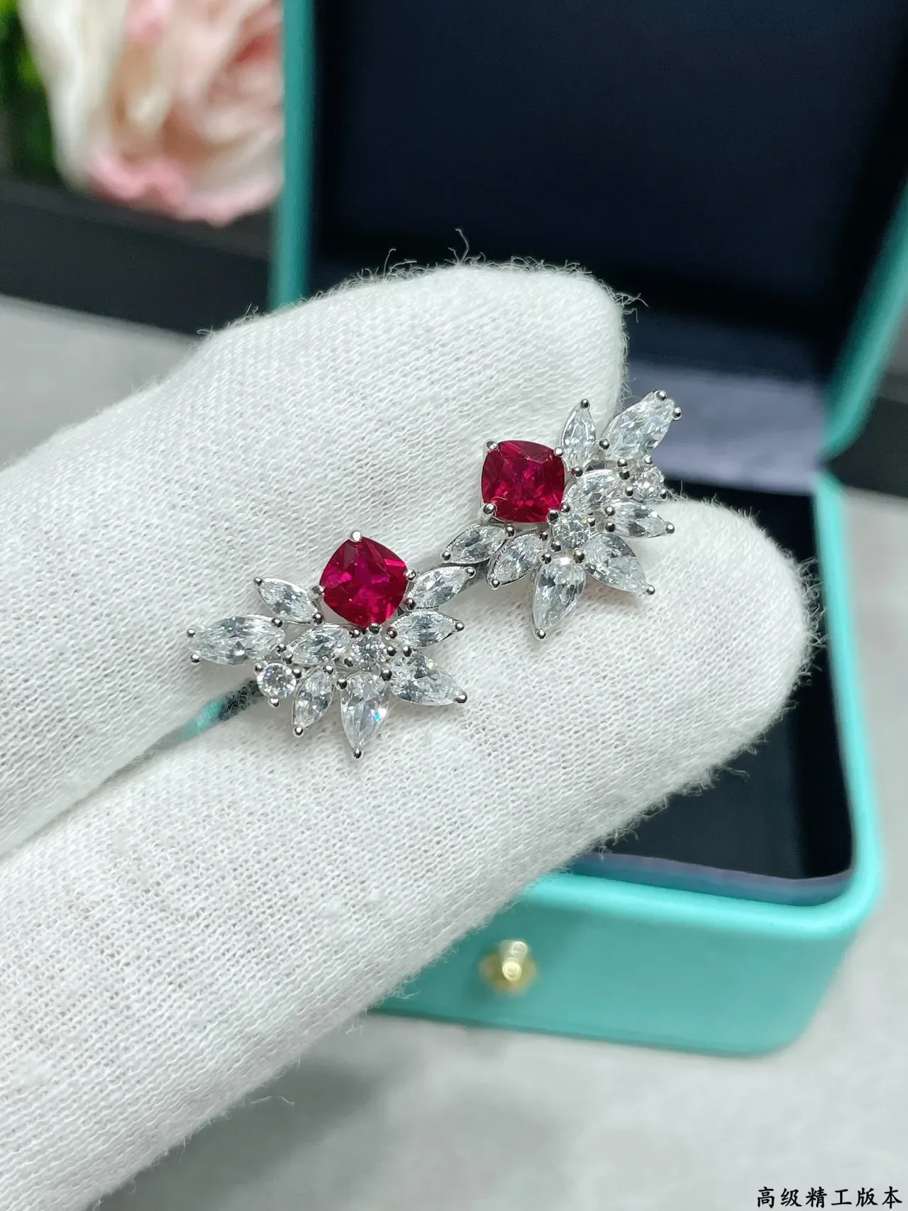 Tiffany & Co. फ्लोरल रूबी और डायमंड क्लस्टर स्टड ईयररिंग्स 5