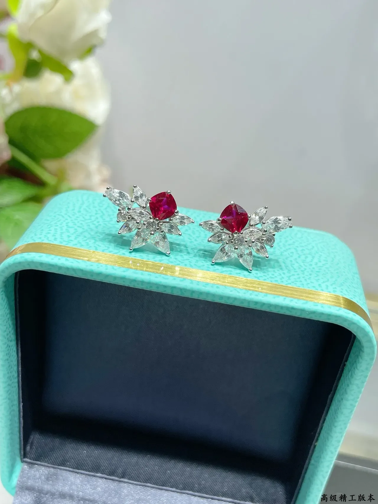 Tiffany & Co. फ्लोरल रूबी और डायमंड क्लस्टर स्टड ईयररिंग्स 6