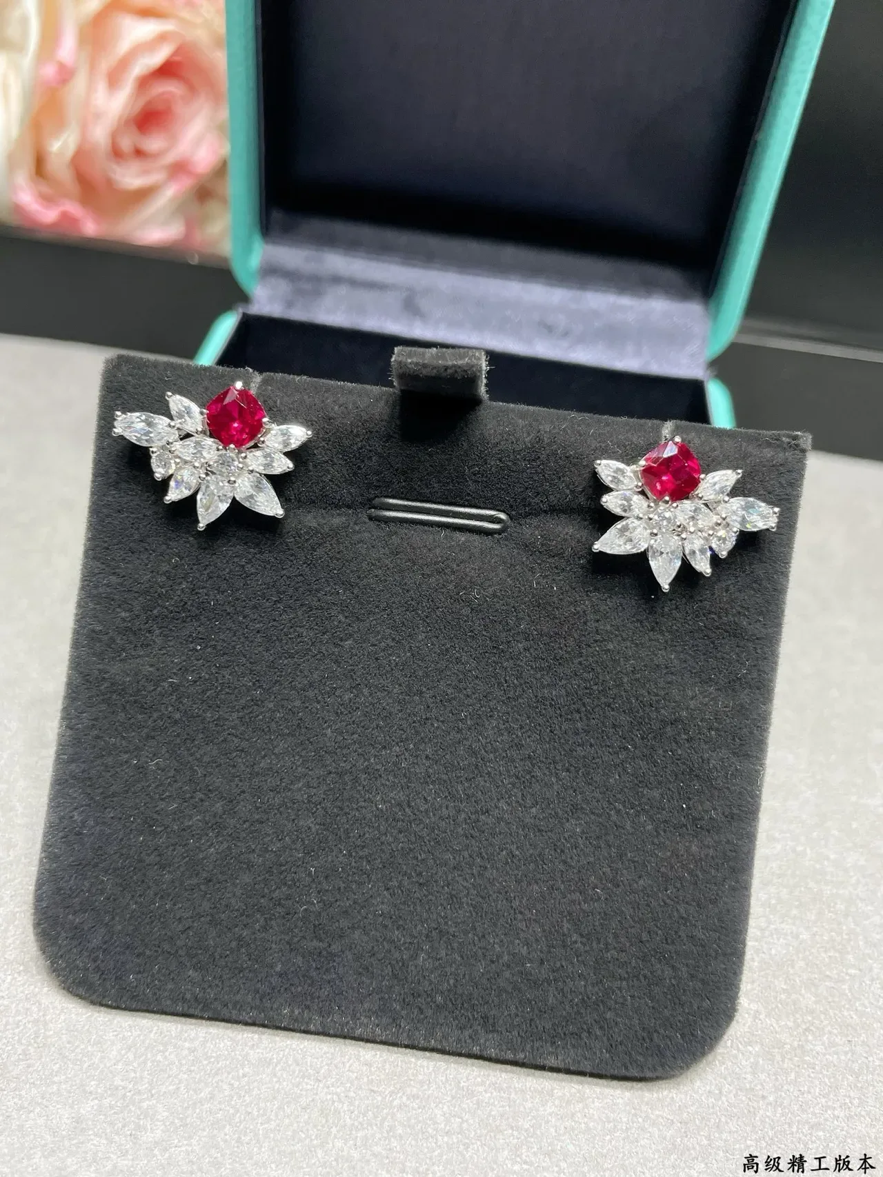 Tiffany & Co. फ्लोरल रूबी और डायमंड क्लस्टर स्टड ईयररिंग्स 7