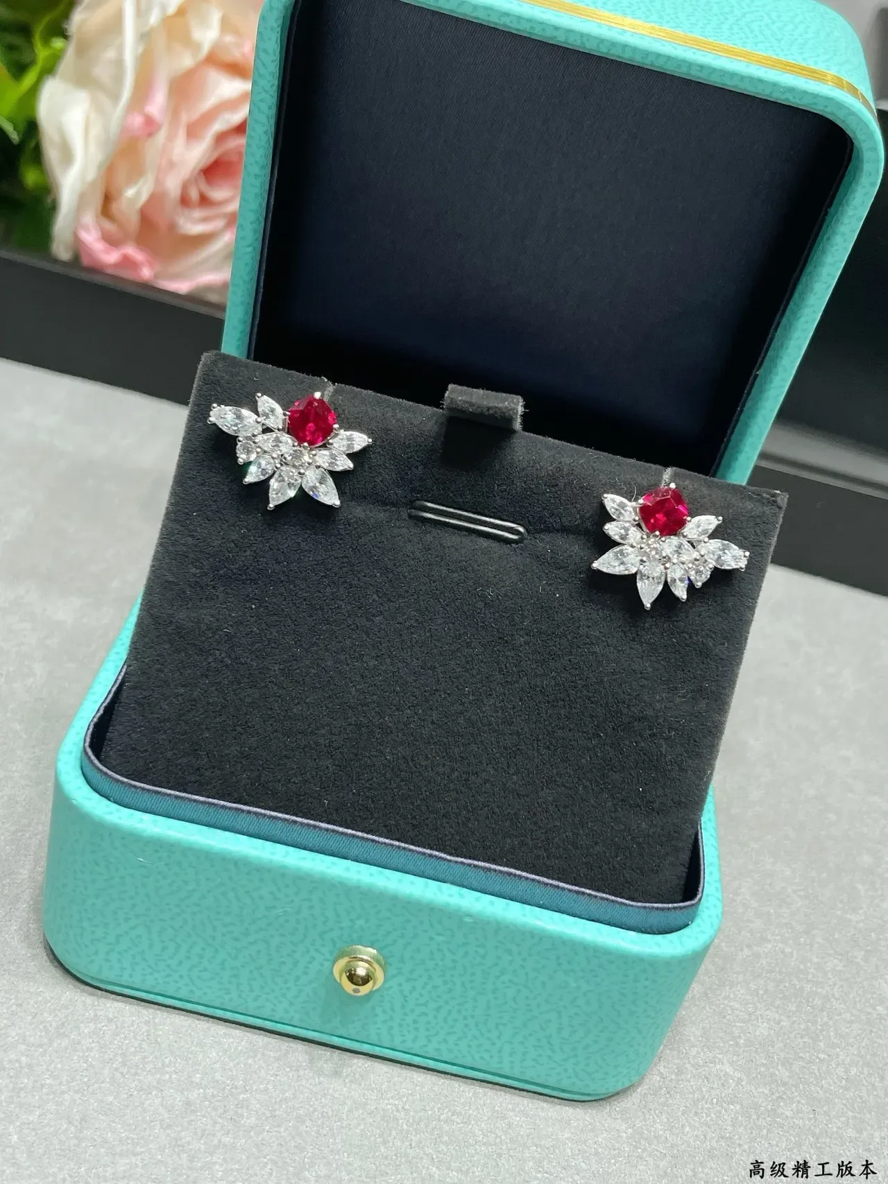 Tiffany & Co. फ्लोरल रूबी और डायमंड क्लस्टर स्टड ईयररिंग्स 8
