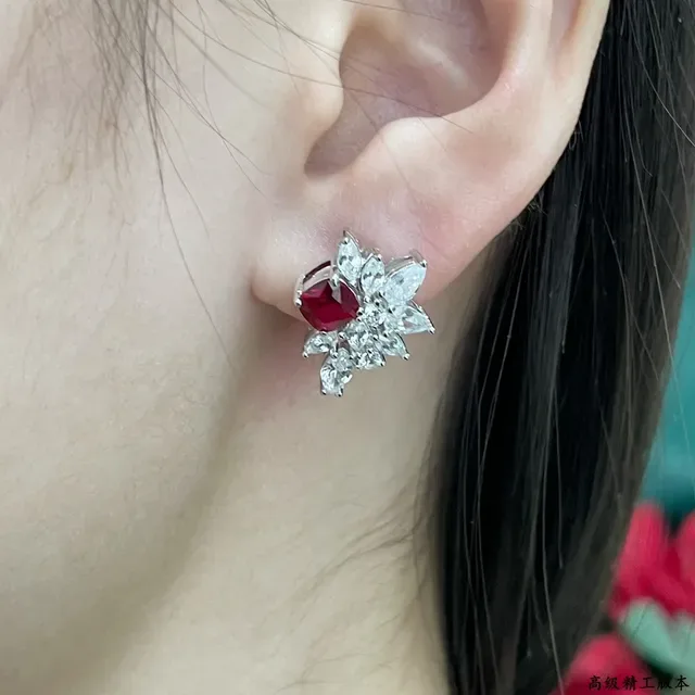 Tiffany & Co. फ्लोरल रूबी और डायमंड क्लस्टर स्टड ईयररिंग्स 9