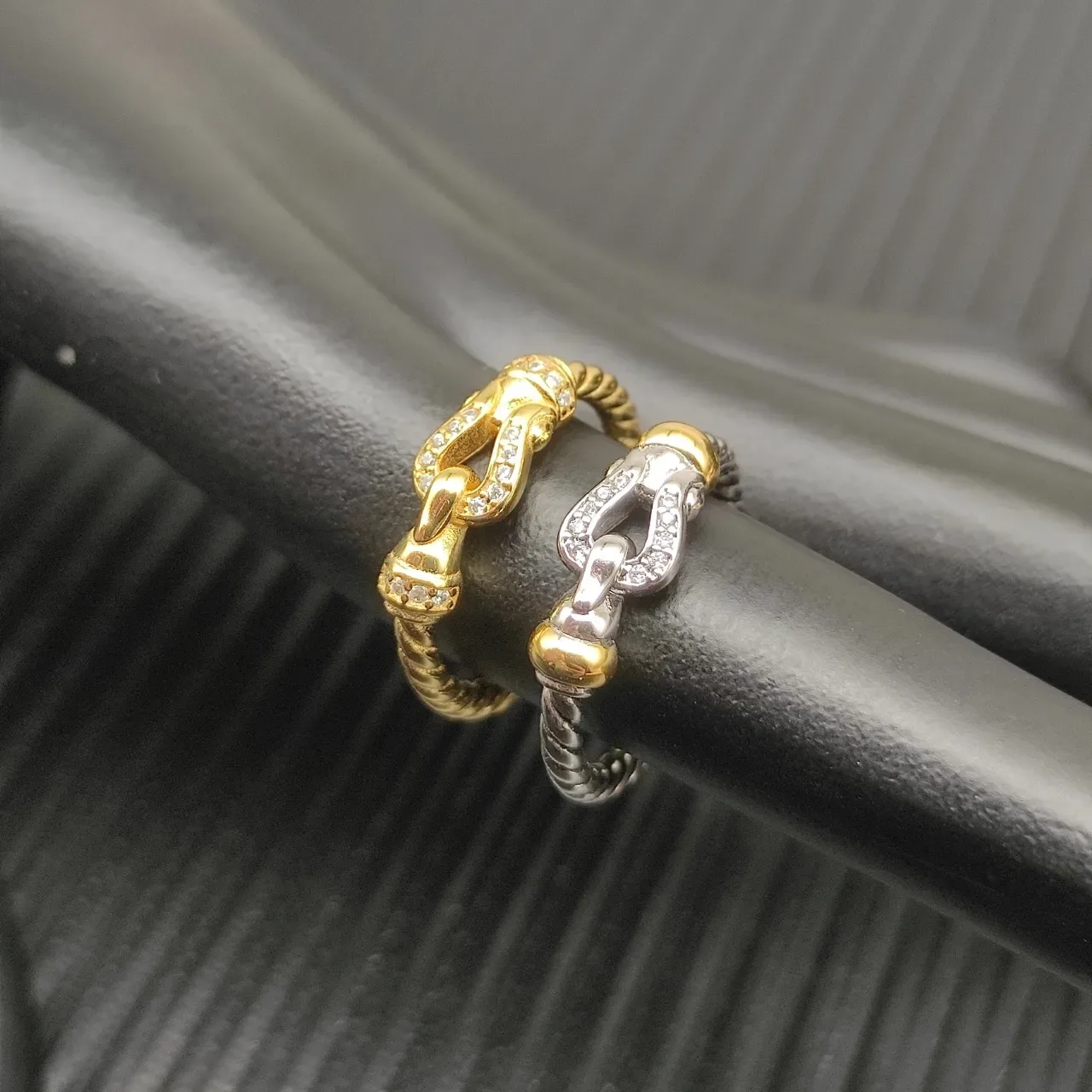 Tiffany & Co. HardWear রুপালি সোনালি দড়ি টুইস্ট ব্যান্ড ডাবল বাকেল মোটিফ আংটি 2