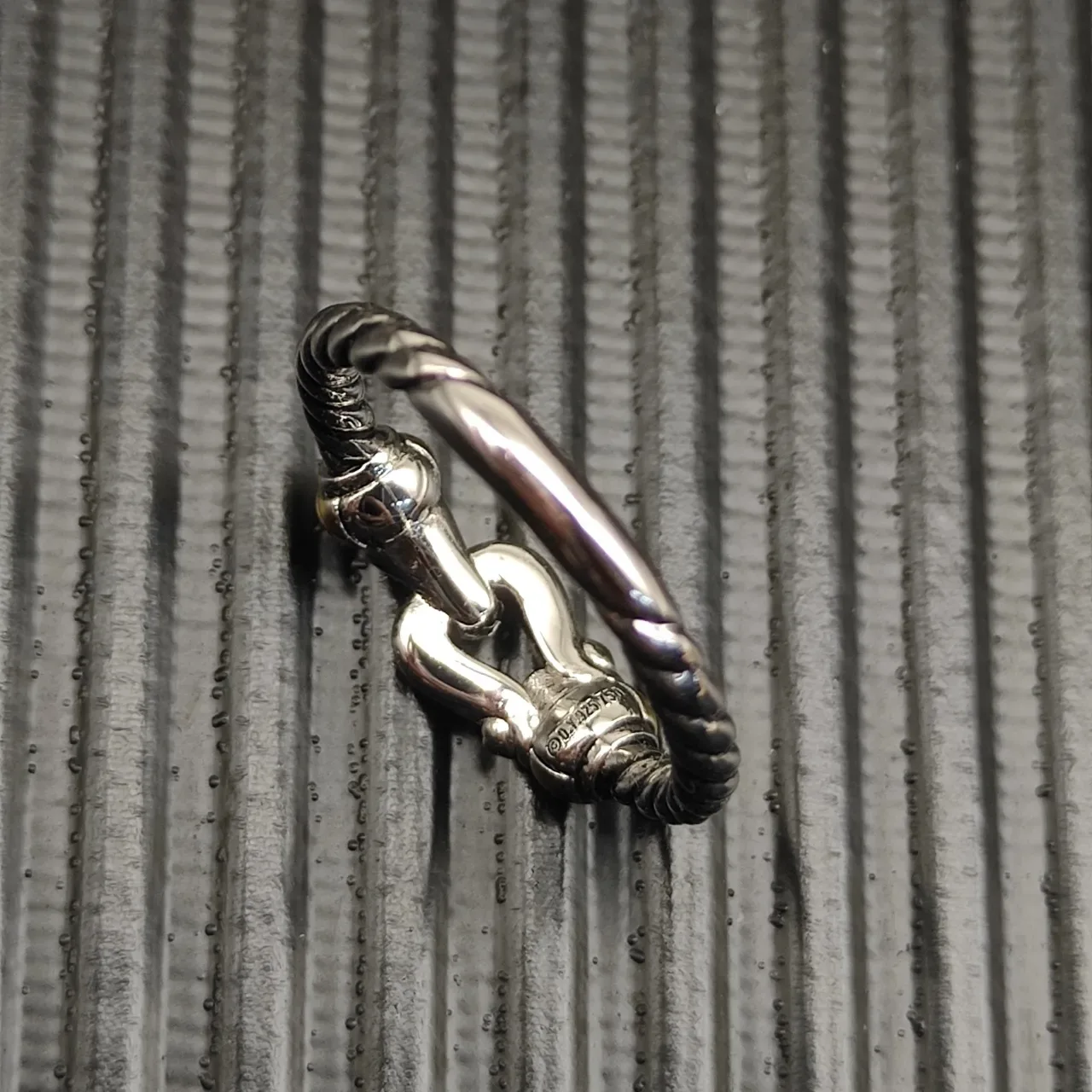 Tiffany & Co. HardWear রুপালি সোনালি দড়ি টুইস্ট ব্যান্ড ডাবল বাকেল মোটিফ আংটি 4
