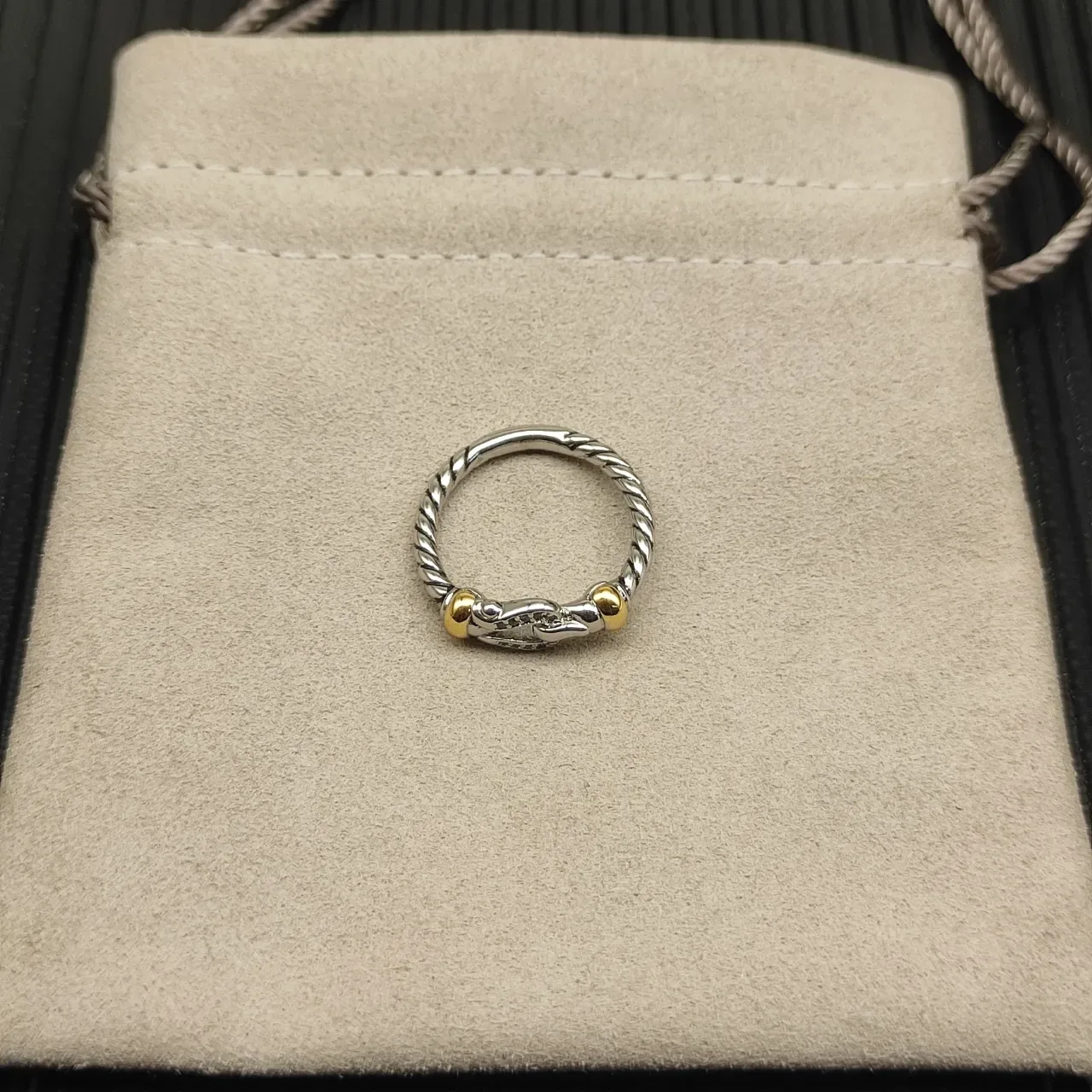 Tiffany & Co. HardWear রুপালি সোনালি দড়ি টুইস্ট ব্যান্ড ডাবল বাকেল মোটিফ আংটি 7