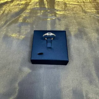 Tiffany & Co. Navy Silver इमरल्ड-कट सेंटर स्टोन बैगेट साइड स्टोन्स अंगूठी