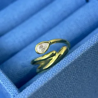 Tiffany & Co. स्प्लिट शैंक पियर-कट स्टोन अंगूठी