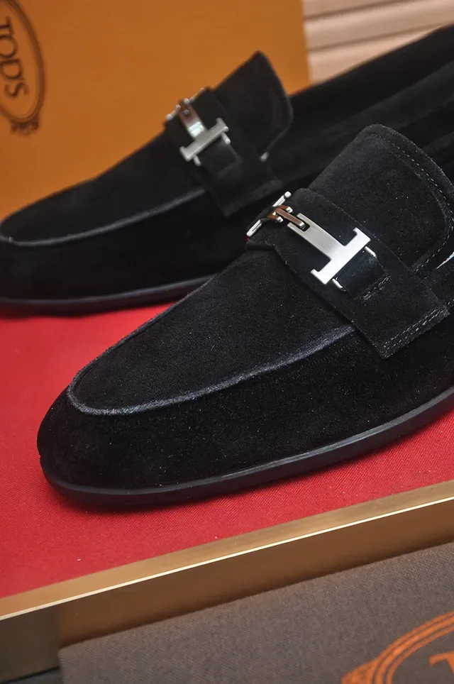 Loafer Tod's de camurça preto com fivela de metal H-Bar prateada 2