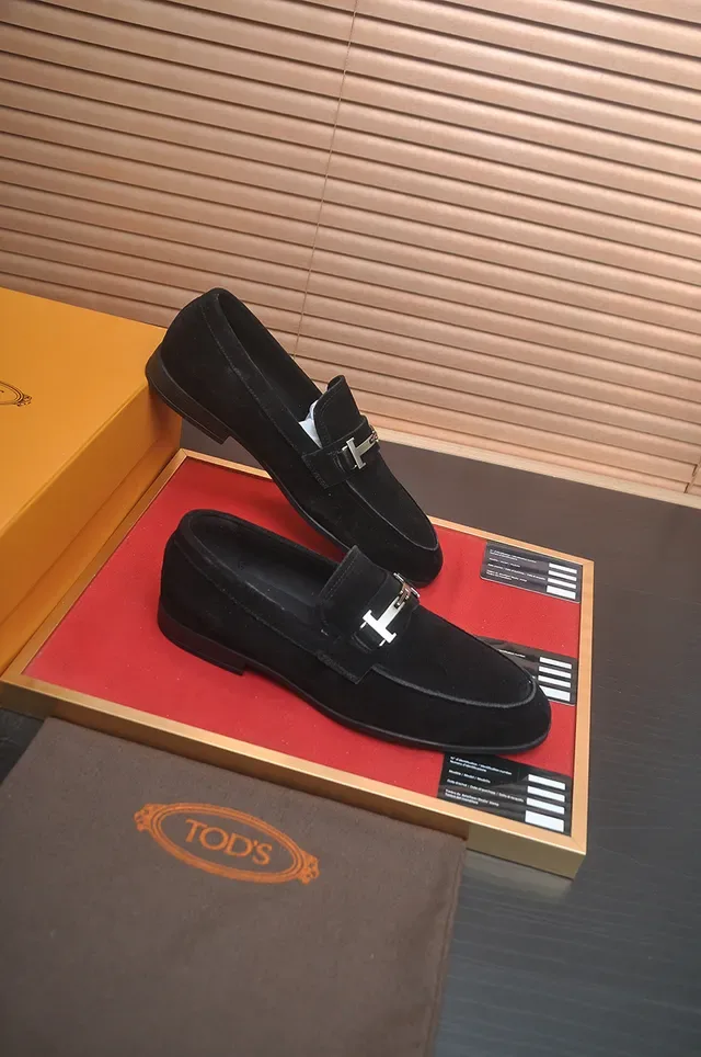 Loafer Tod's de camurça preto com fivela de metal H-Bar prateada 4