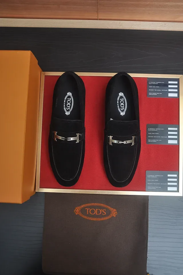 Loafer Tod's de camurça preto com fivela de metal H-Bar prateada 5