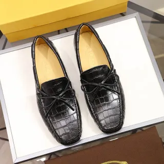 Tod's Gommino Loafer काला क्रोकोडाइल एम्बॉस्ड लेदर पपड़ी लोफर्स