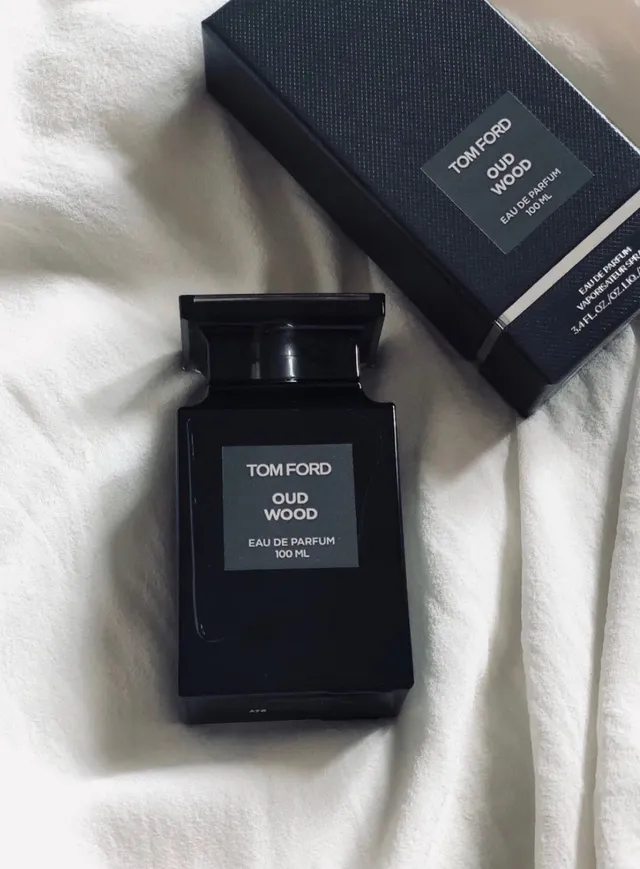Tom Ford Oud Wood Flacon en verre rectangulaire noir gris étiquette minimaliste parfum 2