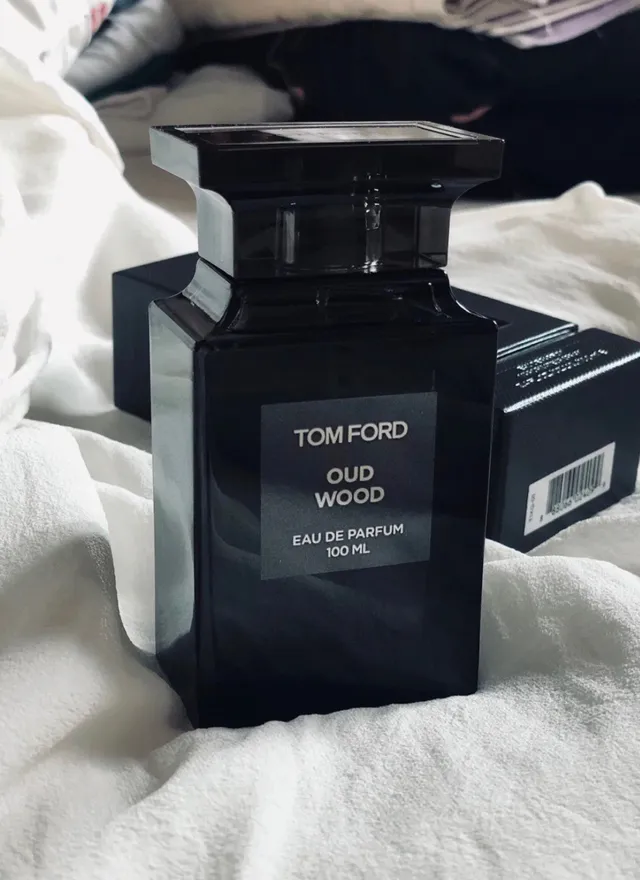 Tom Ford Oud Wood Flacon en verre rectangulaire noir gris étiquette minimaliste parfum 3