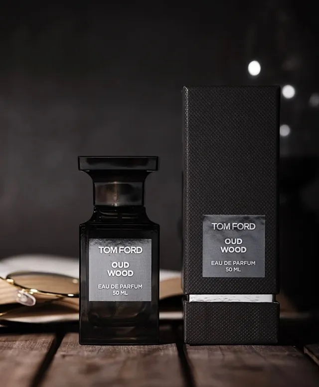 Tom Ford Oud Wood Flacon en verre rectangulaire noir gris étiquette minimaliste parfum 4