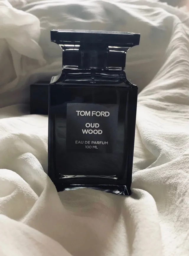 Tom Ford Oud Wood Flacon en verre rectangulaire noir gris étiquette minimaliste parfum 5