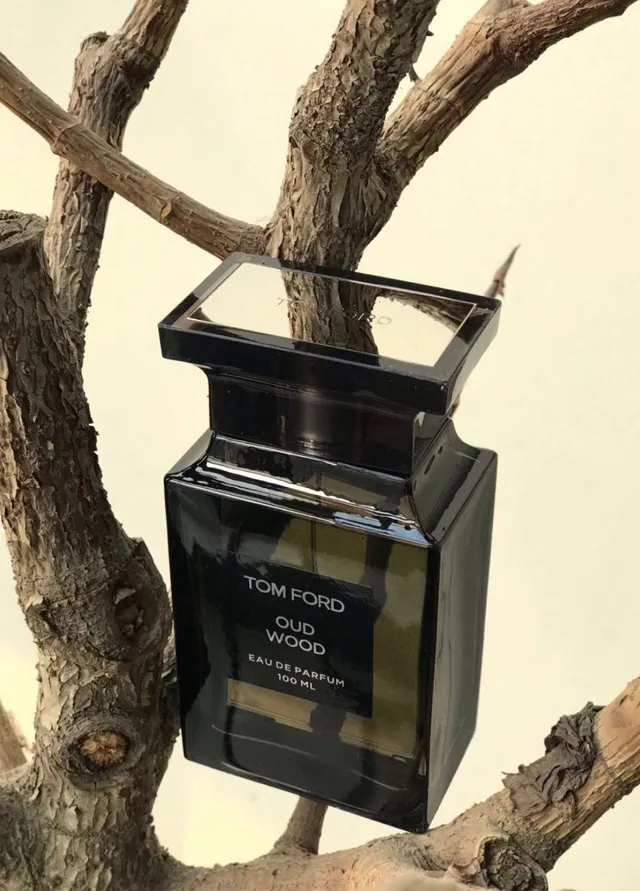 Tom Ford Oud Wood Flacon en verre rectangulaire noir gris étiquette minimaliste parfum 7