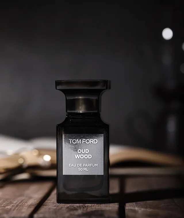 Tom Ford Oud Wood Flacon en verre rectangulaire noir gris étiquette minimaliste parfum 8