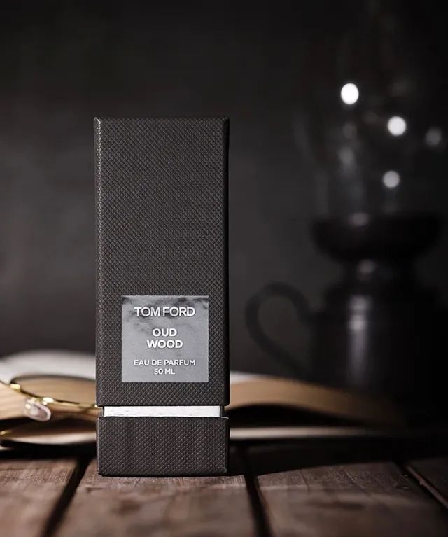 Tom Ford Oud Wood Flacon en verre rectangulaire noir gris étiquette minimaliste parfum 9