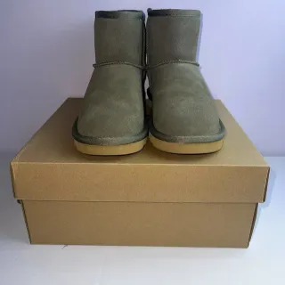 UGG 军绿色米色麂皮上弹性侧缝雪靴