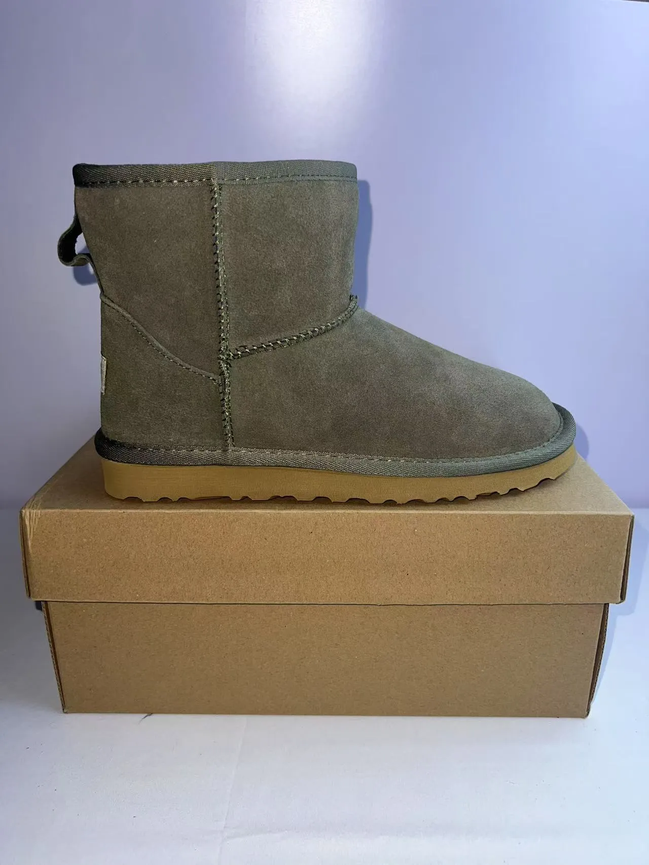 UGG 军绿色米色麂皮上弹性侧缝雪靴 3