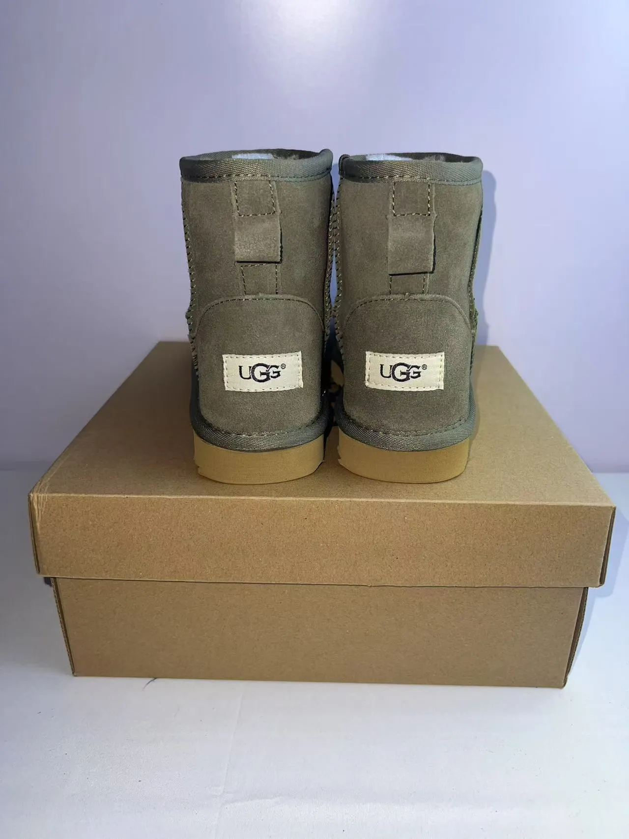UGG 军绿色米色麂皮上弹性侧缝雪靴 5